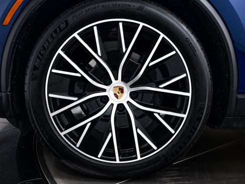 Certified 2025 Porsche Macan 4 Electric image 11