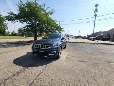 Used 2022 Jeep Wagoneer Series III w/ Premium Group I AWD/4WD image 3