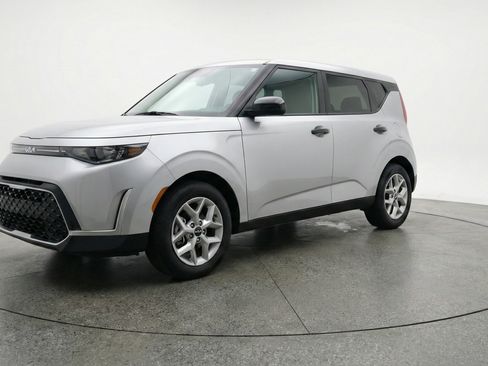 Used 2025 Kia Soul LX w/ LX Technology Package FWD image 3