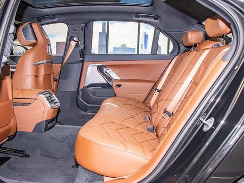 Used 2025 BMW 750e xDrive w/ Premium Package image 23