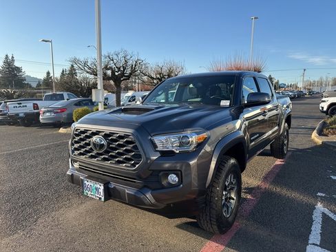 Used 2020 Toyota Tacoma TRD Sport image 3