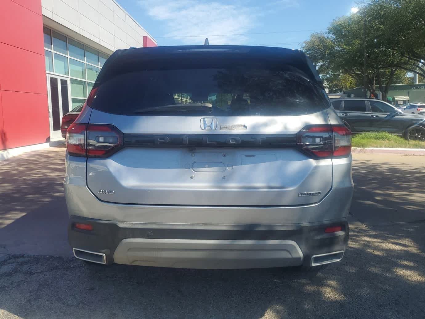 Used 2025 Honda Pilot Touring image 5