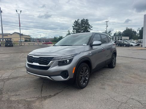 Used 2023 Kia Seltos LX AWD/4WD image 3