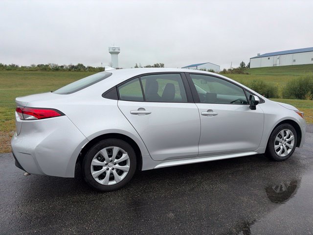 Used 2025 Toyota Corolla LE FWD image 4
