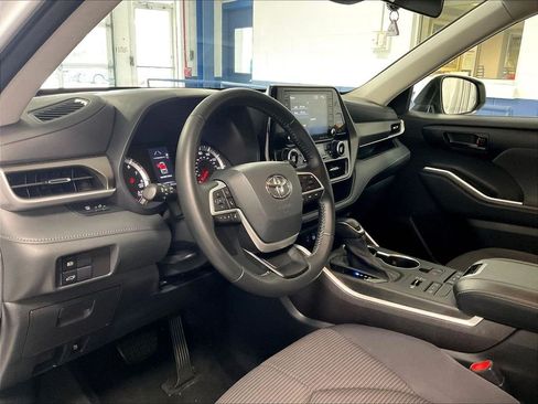 Used 2022 Toyota Highlander LE AWD/4WD image 8