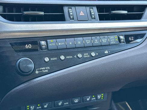 Used 2019 Lexus ES 300h Ultra Luxury w/ Accessory Package 2 FWD image 20