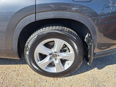 Used 2021 Toyota Highlander LE image 25