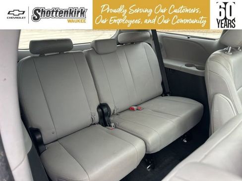 Used 2015 Toyota Sienna Limited image 18