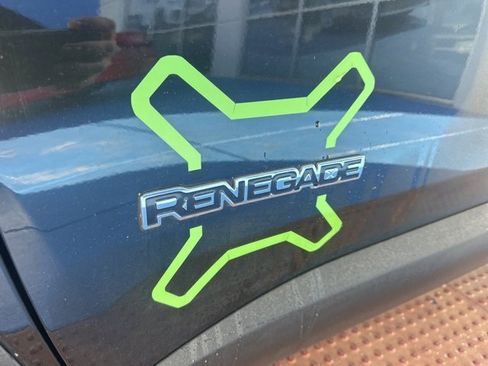 Used 2016 Jeep Renegade Latitude w/ Popular Equipment Group image 11