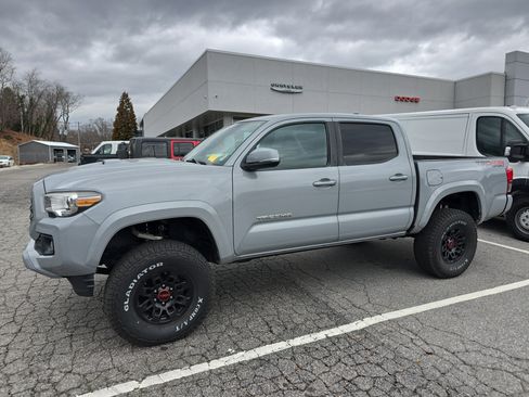 Used 2019 Toyota Tacoma TRD Off-Road image 4