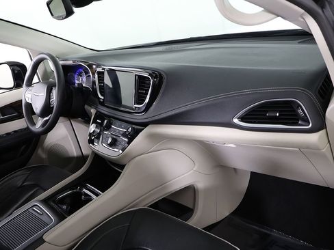Used 2023 Chrysler Pacifica Limited FWD image 31