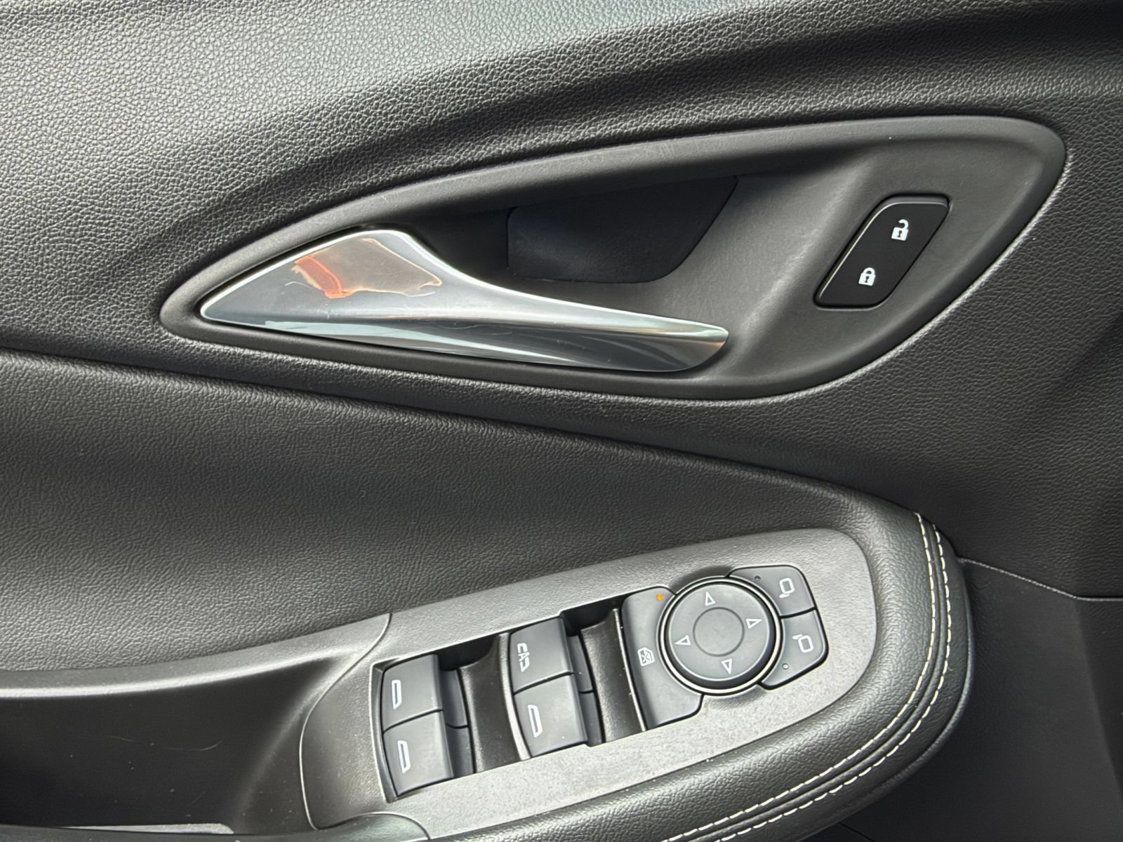 Used 2025 Buick Encore GX Preferred AWD/4WD image 18