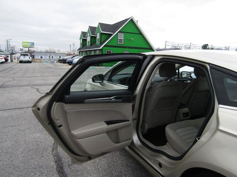 Used 2017 Ford Fusion SE image 20