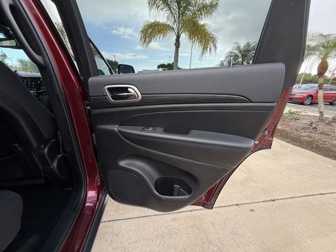 Used 2022 Jeep Grand Cherokee Laredo E image 25