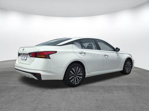 Used 2025 Nissan Altima 2.5 SV FWD image 2