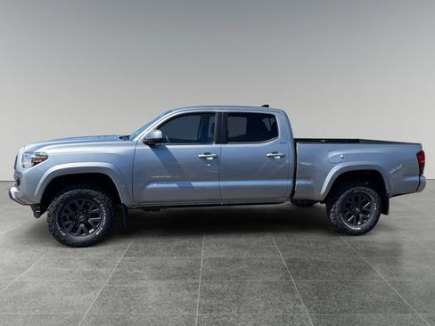 Used 2020 Toyota Tacoma SR5 AWD/4WD image 2