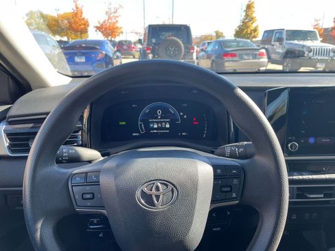 Used 2025 Toyota Camry LE image 34