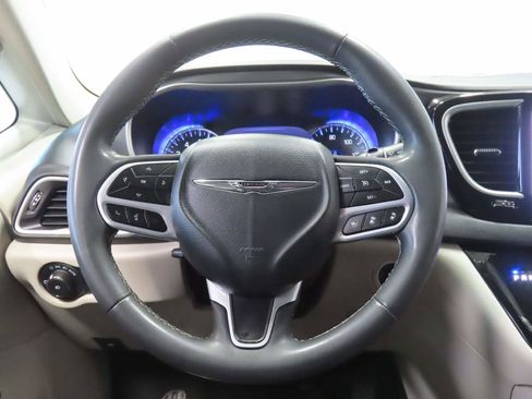 Used 2022 Chrysler Pacifica Touring-L image 8