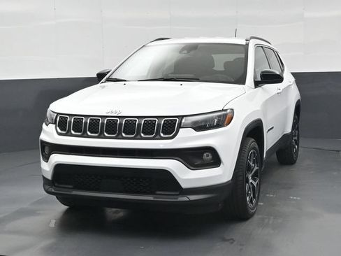 Used 2024 Jeep Compass Latitude w/ Altitude Special Edition AWD/4WD image 11