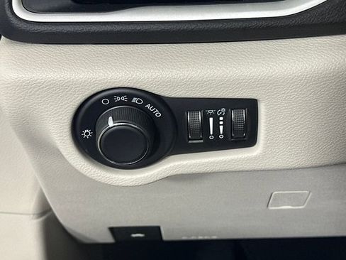 Used 2024 Chrysler Voyager LX image 19