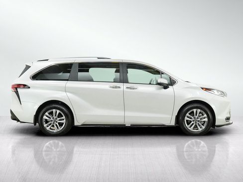 Used 2025 Toyota Sienna Limited AWD/4WD image 6