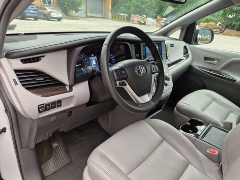 Used 2017 Toyota Sienna XLE w/ XLE Navigation Package FWD image 13