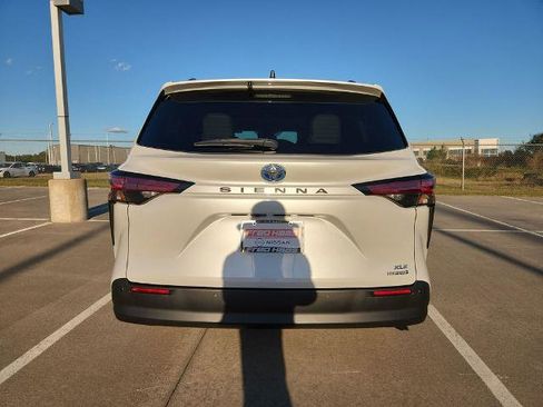Used 2022 Toyota Sienna XLE image 6