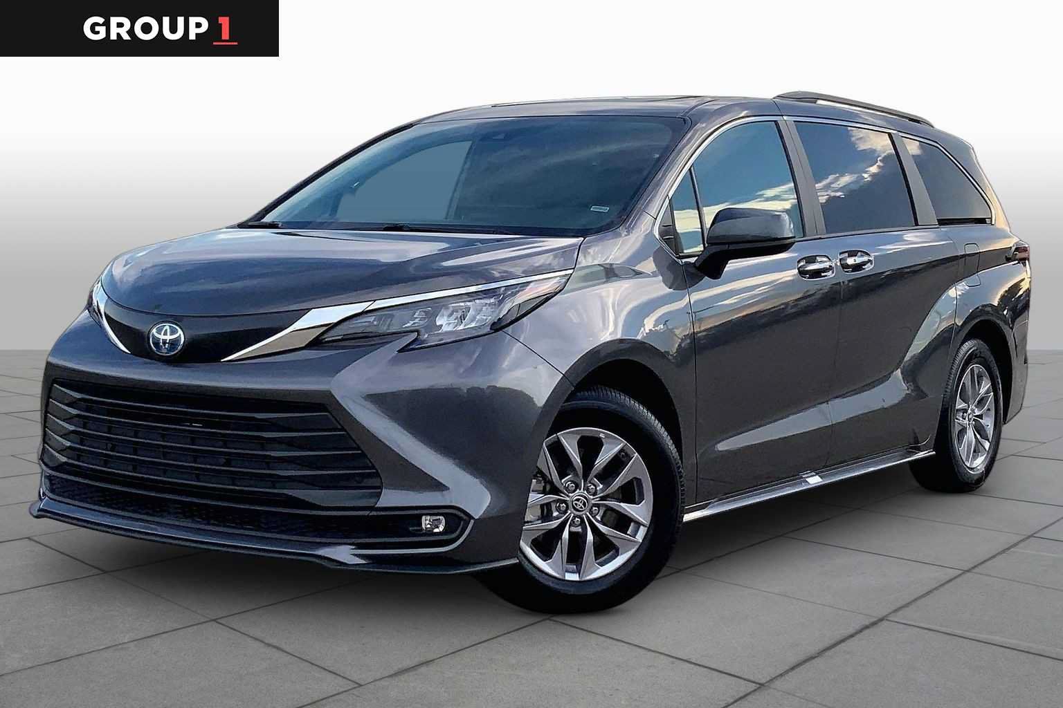 Certified 2025 Toyota Sienna XLE FWD image 1