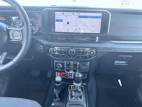 Used 2024 Jeep Wrangler Unlimited Rubicon w/ Convenience Group AWD/4WD image 13
