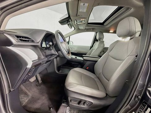 Used 2025 Toyota Sienna XLE FWD image 12