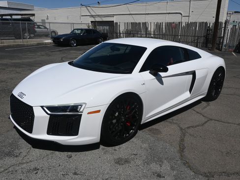 Used 2018 Audi R8 V10 w/ Premium Package RWD image 11