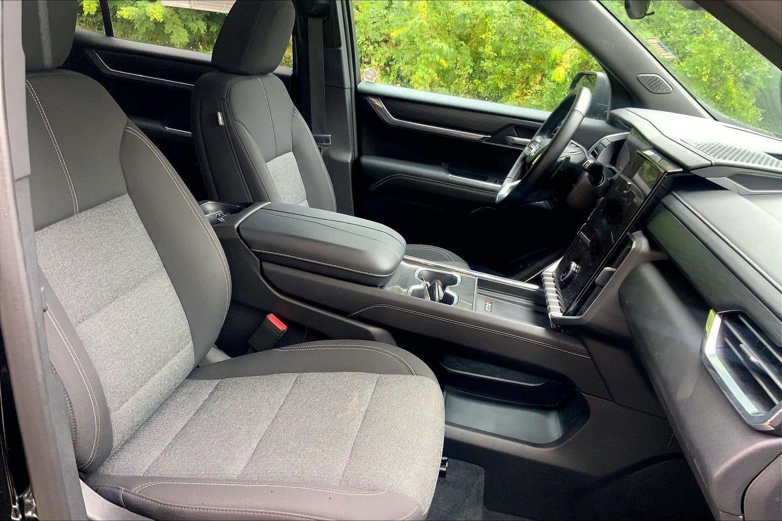 Used 2025 GMC Acadia Elevation FWD image 7