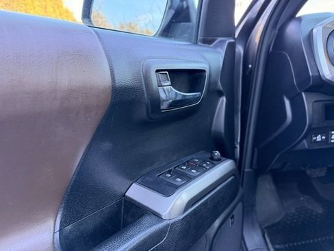 Used 2019 Toyota Tacoma Limited image 18