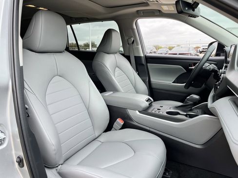 Used 2023 Toyota Highlander XLE image 24