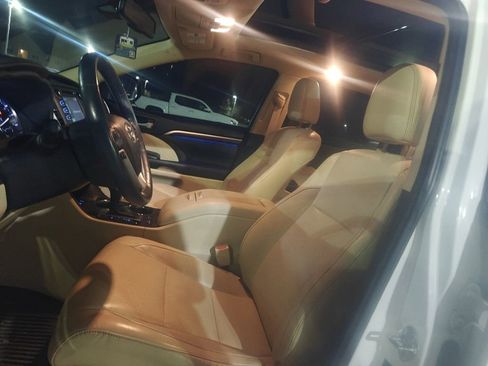 Used 2016 Toyota Highlander Limited Platinum w/ Four Season Floor Mat Package image 9