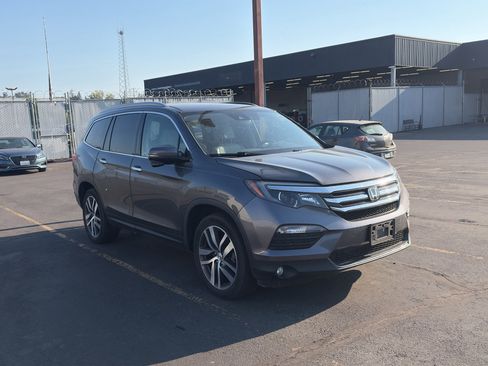Used 2017 Honda Pilot Touring image 1