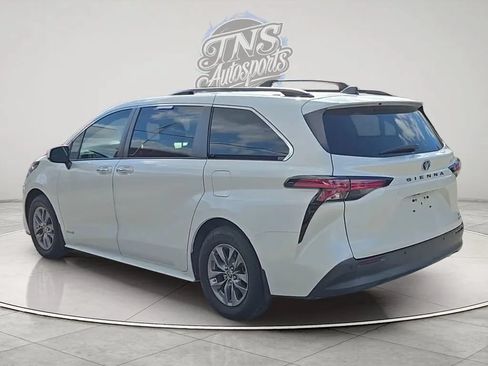 Used 2021 Toyota Sienna XLE FWD image 3