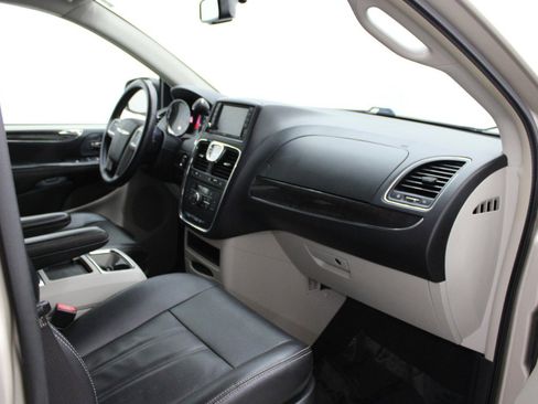 Used 2016 Chrysler Town & Country Touring w/ Driver Convenience Group FWD image 11