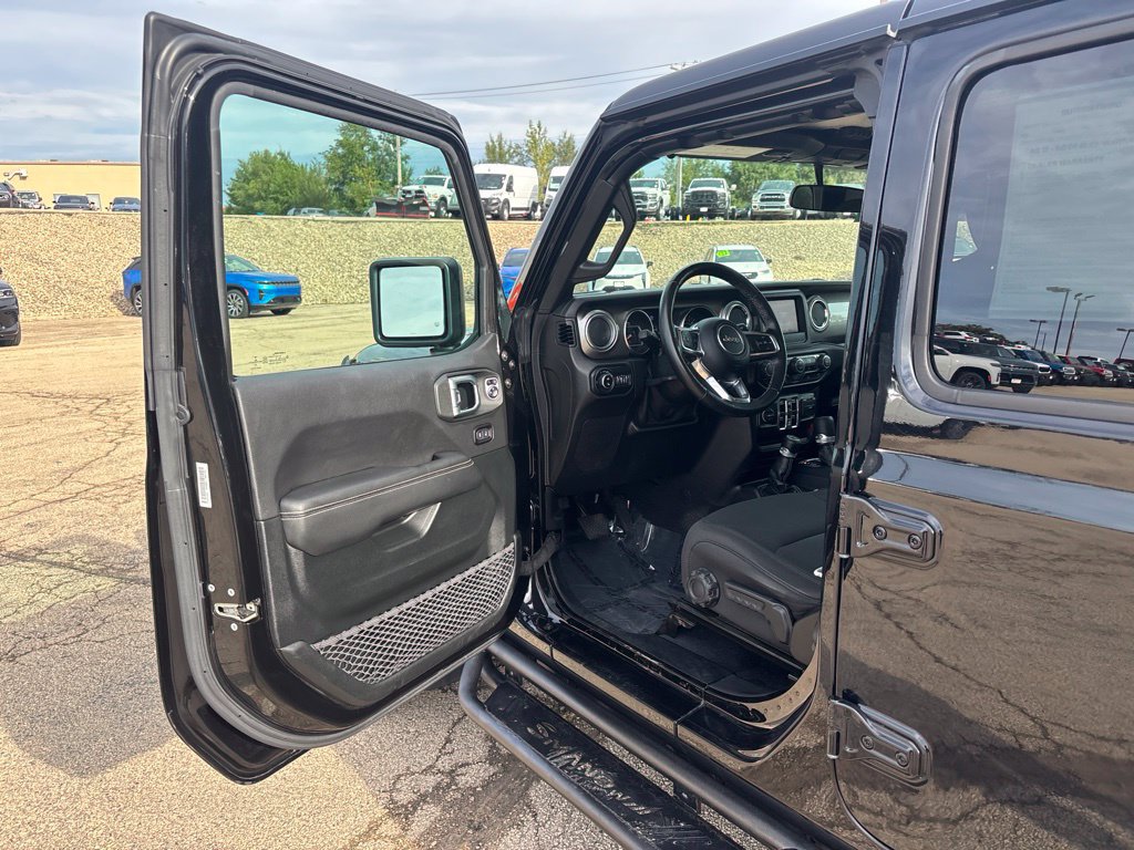 Used 2020 Jeep Gladiator Overland w/ Cold Weather Group AWD/4WD image 11