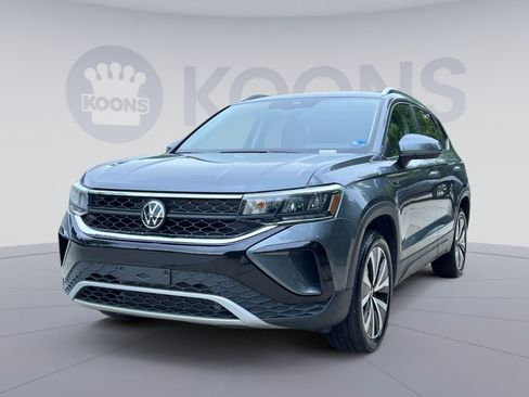Used 2024 Volkswagen Taos SE w/ Panoramic Sunroof Package FWD image 1