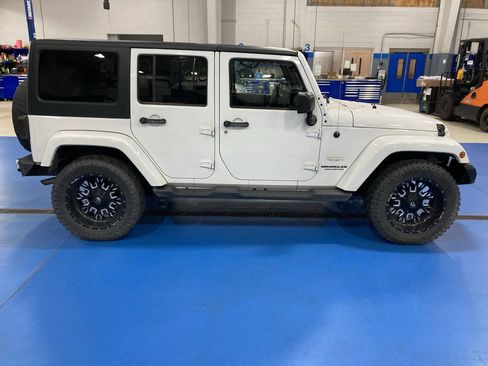 Used 2015 Jeep Wrangler Unlimited Sahara w/ Connectivity Group AWD/4WD image 8