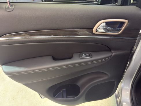 Used 2014 Jeep Grand Cherokee Overland AWD/4WD image 30