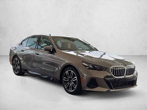 Used 2027 BMW 530i w/ M Sport Package RWD image 5