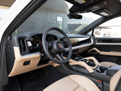 Certified 2025 Porsche Cayenne Coupe image 4