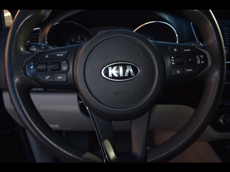 Used 2020 Kia Sedona LX FWD image 14