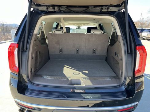 Used 2021 GMC Yukon XL Denali w/ Denali Premium Package image 12
