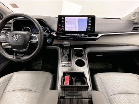 Used 2024 Toyota Sienna Limited image 15