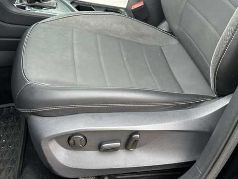 Used 2023 Volkswagen Taos SE FWD image 16