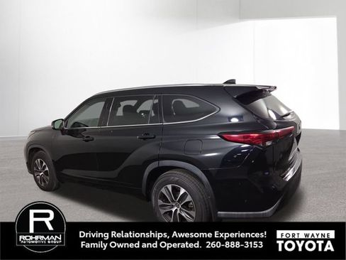 Used 2021 Toyota Highlander XLE AWD/4WD image 10
