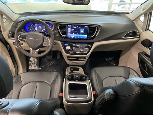 Used 2024 Chrysler Pacifica Touring-L FWD image 21